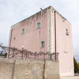 �L�aspetto solido e quasi difensivo dell�edificio fa pensare che avesse altre funzioni: in caso di incursione di briganti ad esempio, chi si trovava nei campi poteva rifugiarsi all�interno della chiesa per proteggersi dagli assalti�, dice l'esperta